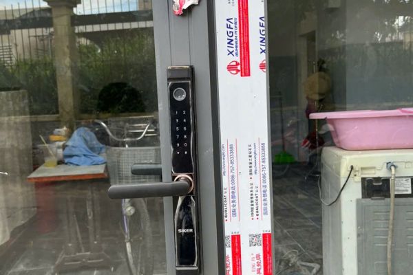 KHÓA VÂN TAY KTS154 ĐƯỢC LẮP ĐẶT CHO CỬA NHÔM XINGFA QUẢNG ĐÔNG